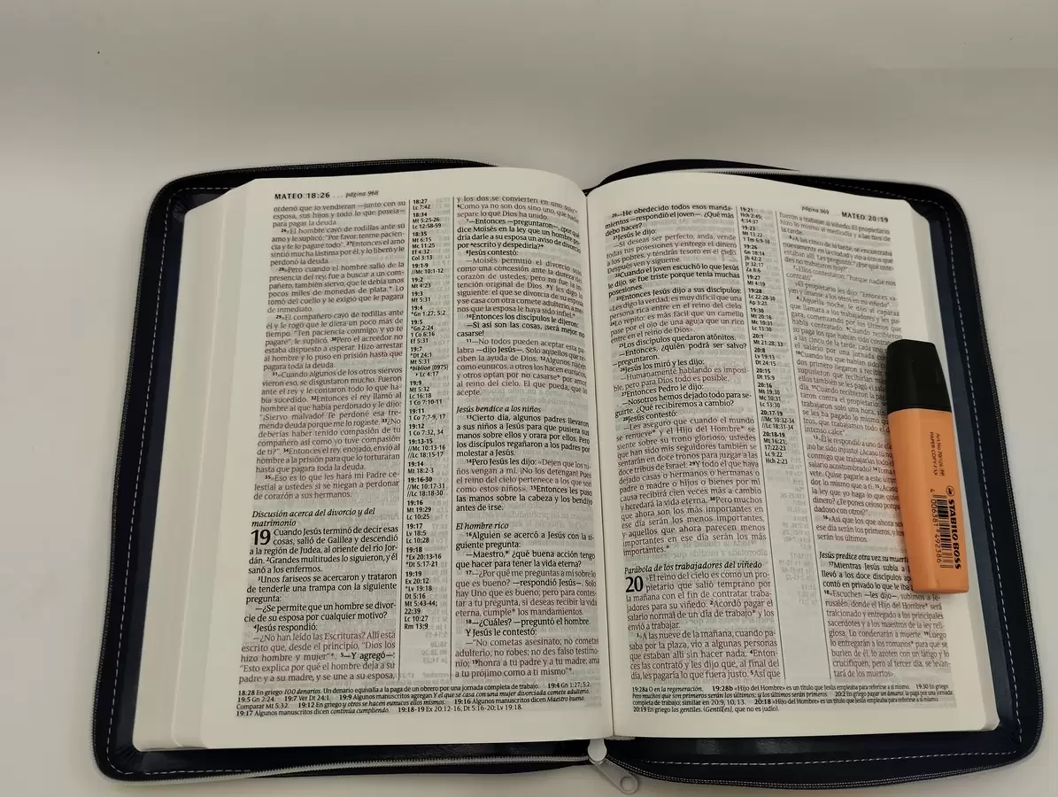 Biblia Con Referencias NTV Letra Grande – Imitacion Piel Azul Con Cierre - Image 2